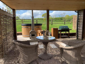 Wood Fired Hot Tub & Pergola with Glass Balcony., Nantygwreiddyn